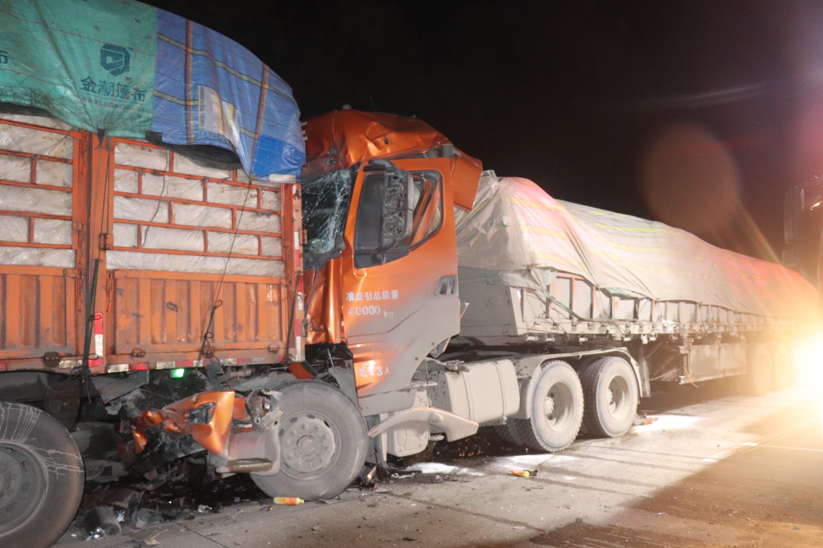 g80广昆高速 道路湿滑致两起事故四车追尾2人伤 消防紧急营救