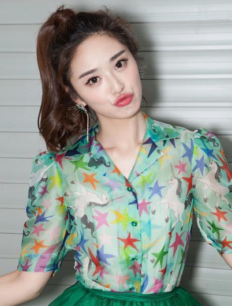美女主持人刘烨绝美大片同一个背景不同的穿搭貌美如花