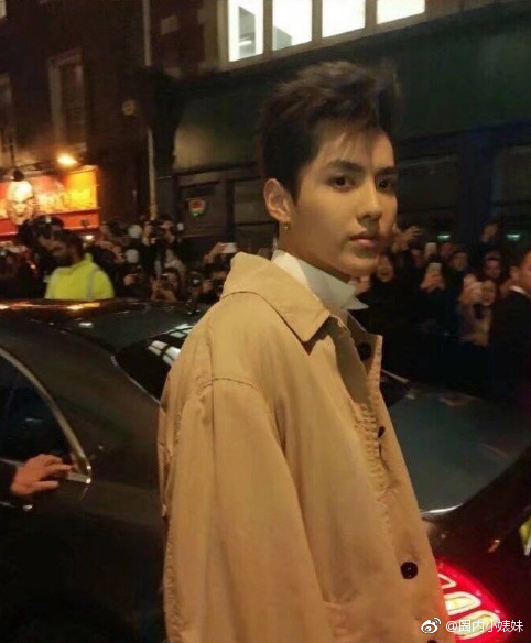 吴亦凡在路人镜头下帅成了这样