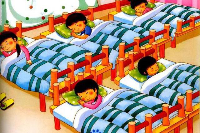 幼儿园午睡时不让乱动 孩子睡不着每天做一事 妈妈看了泪奔