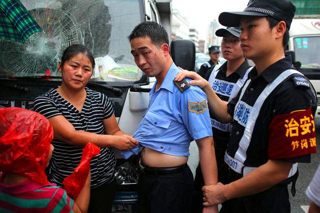 缺德城管殴打小商贩被解聘 局长亲自向小商贩道歉