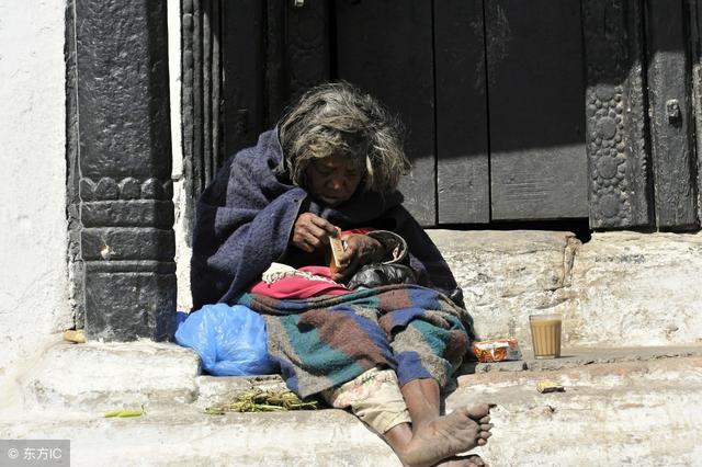 父母去世哥哥资助他上完大学,带女友回家,路上遇见一个乞丐哭了