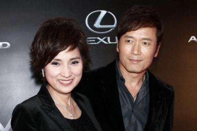 苗侨伟60大寿夕阳下亲吻戚美珍秀恩爱相爱36年情不变忍让是秘诀