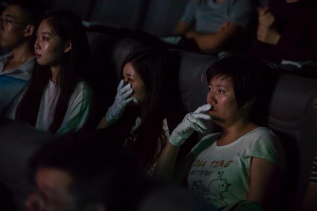 戴着手套看电影?《药神》现场花臂大汉哭成泪人