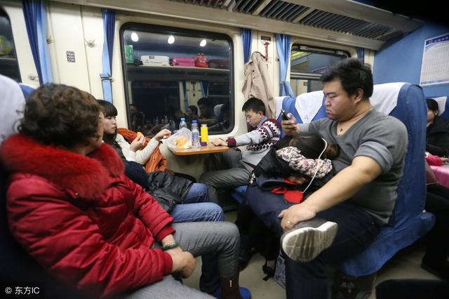 女同事出差坐卧铺,刚进车厢就要换铺位,同事:上铺男子太恶心!