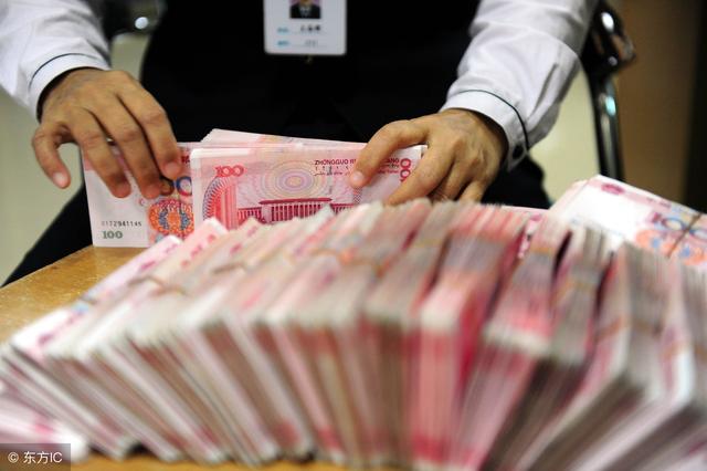 为什么银行里的职员很少在银行存钱呢?2个原因,很现实!