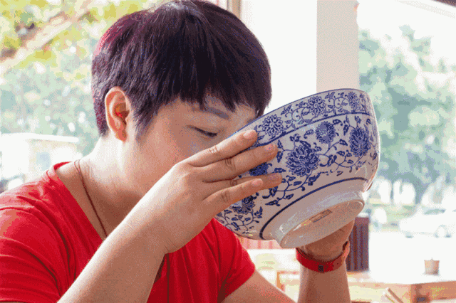 弥勒凌晨3点起来熬汤的早点店,米线碗比脸大