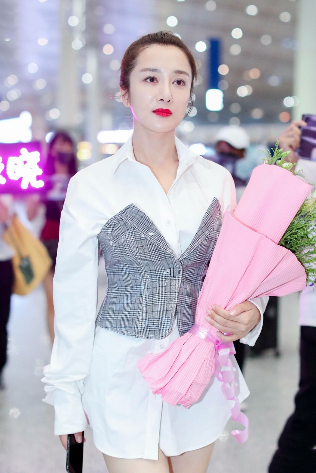 "裴媛"李依晓只穿一件白衬衫就出门?网友:人再高一点就露了!