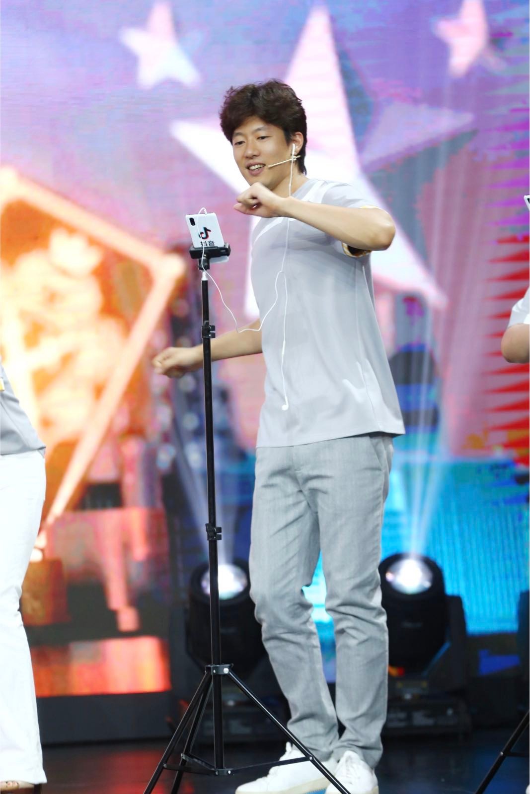 凌潇肃无包袱学猫叫节目现场狂甩表情包