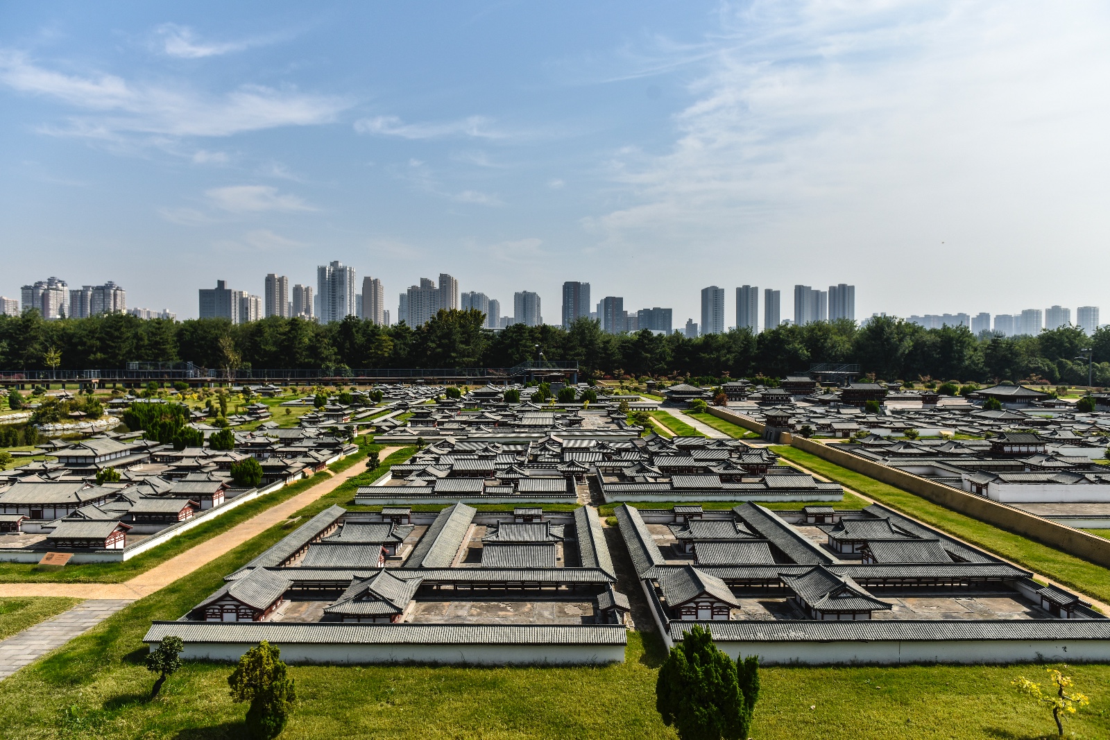 航拍西安唐大明宫遗址公园 周围都是高楼大厦|大明宫遗址|唐大明宫|大