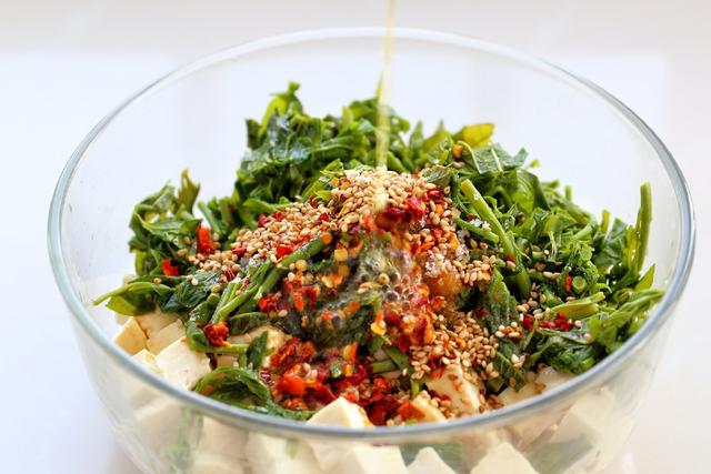 这菜农村树上随便就能摘一把我们这却卖二十五一斤你说贵不