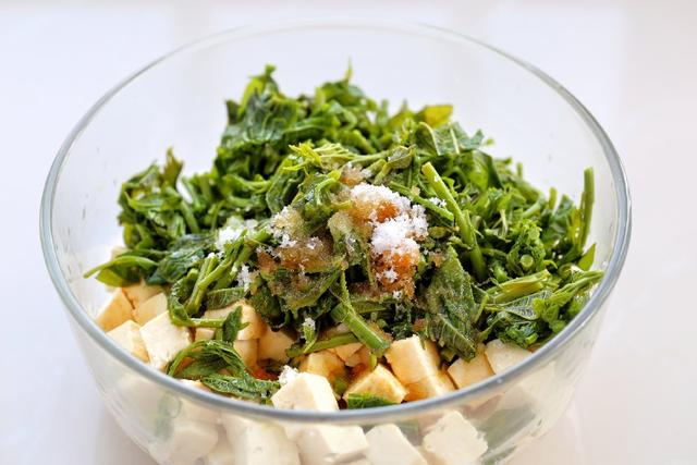 这菜农村树上随便就能摘一把我们这却卖二十五一斤你说贵不