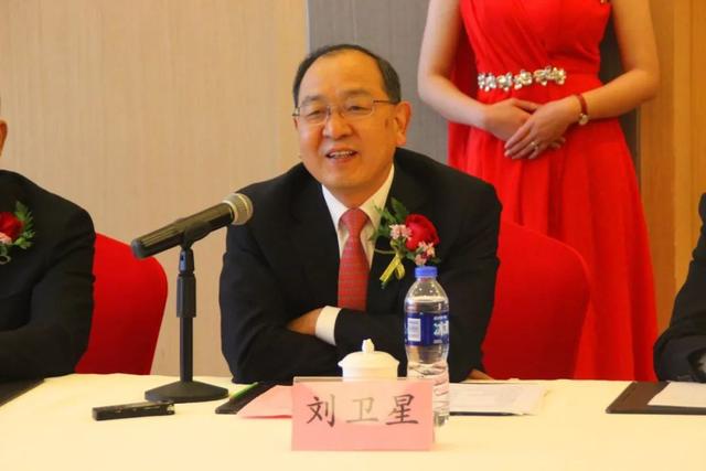建业集团联席董事长刘卫星代表建业集团对西峡县政府的信任和厚爱表示