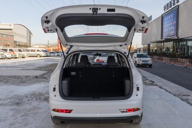 汽车天天评: 宝骏310w, 超大后备箱, 家用轿车的聪明选择!