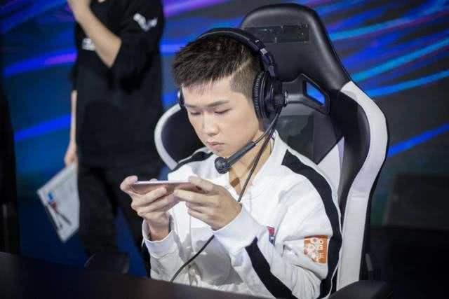 王者荣耀:EDGM和Hero久竞队员大对比,3位置