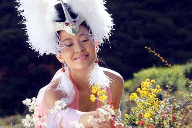 在一家经纪公司而相识并相恋,在张纪中版本《西游记》中聂远扮演唐僧