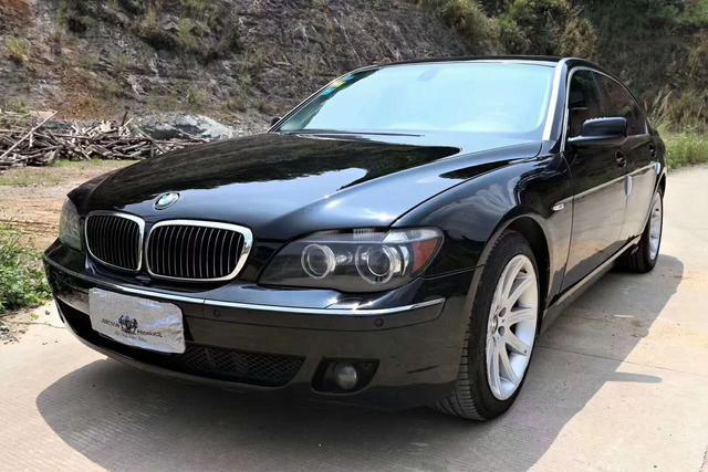 这辆08年宝马750豪华版心动价7万出售虽然老款但性能不减当年