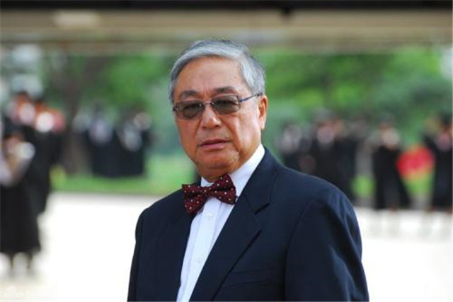 成龙的贵人,凭"黄药师"一角走红,今84岁膝下无子却气场十足!