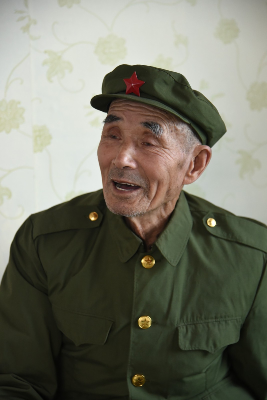 英雄不老90高龄军人爷爷革命战火考验忠诚和平年代默默奉献