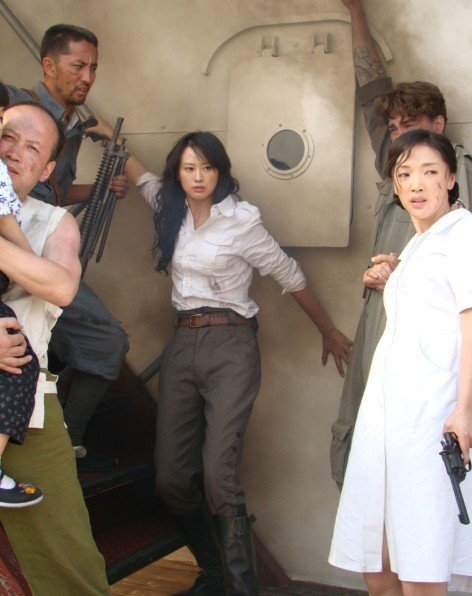 高挑,而这两样戴菲菲的先天优势无疑十分明显,因此她最终被留了下来