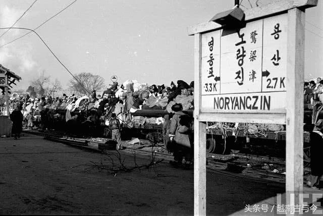 1950年6月韩国战争爆发,韩国民众在汉江边等待交通工具逃亡.