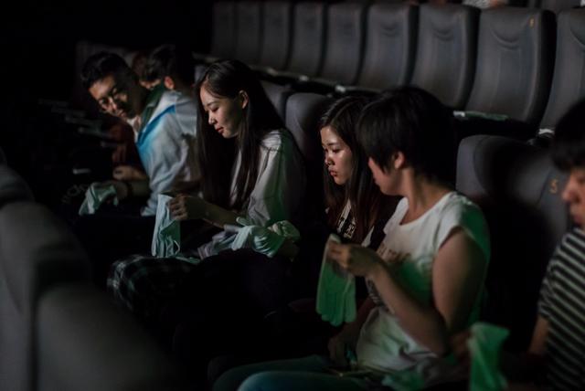 戴着手套看电影?《药神》现场花臂大汉哭成泪人