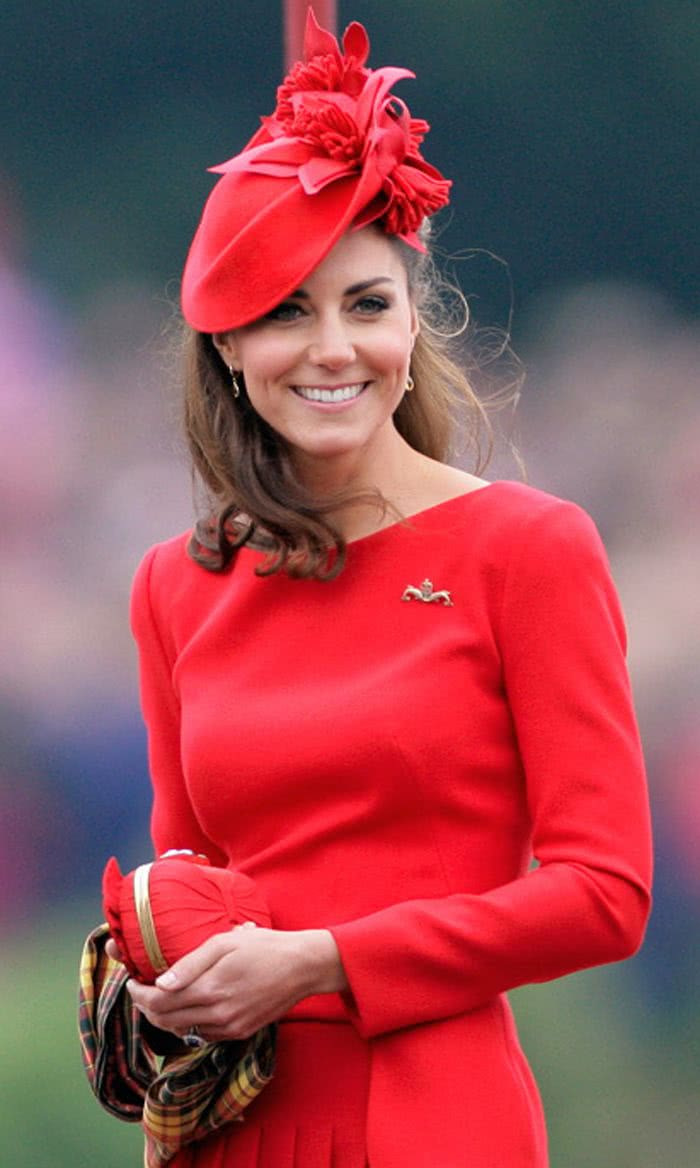 凯特王妃戴着花冠帽子参加婚礼作为公爵夫人她可以做喜欢的事