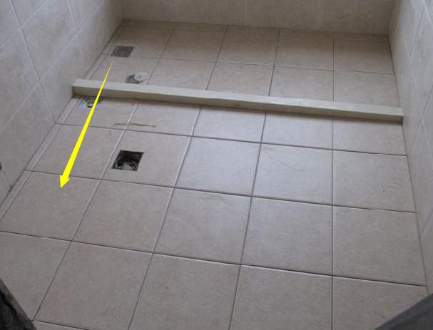 头次见卫生间地面设计成斜坡,太聪明了,排水快又实用