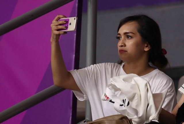 印尼华裔多美女,看台助力篮球赛,有她们在,东道主输了也值了