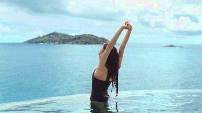 迪丽热巴学会游泳海边开心劈叉 比V灿笑心情好