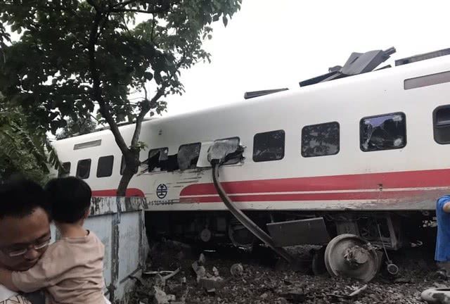 台湾普悠玛号列车侧翻伤亡惨重 专家:列车故障或铁道变形