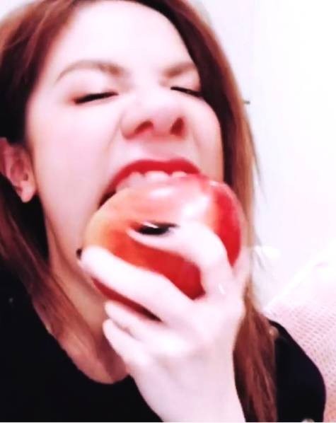 邓紫棋扮丑自拍 "血盆大口"吃苹果 大嘴巴堪比王大陆