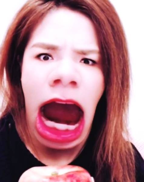 邓紫棋扮丑自拍血盆大口吃苹果大嘴巴堪比王大陆