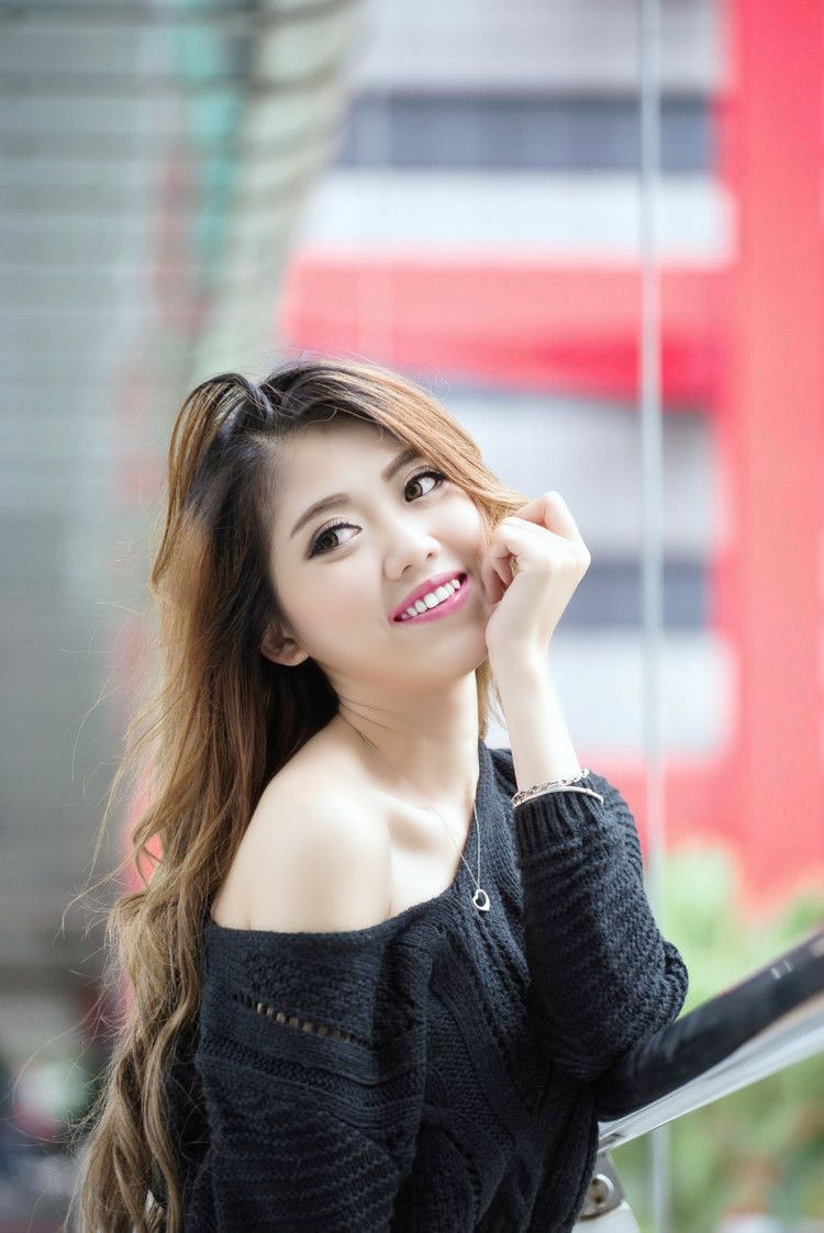 走在街上的一个时尚美丽姑娘!