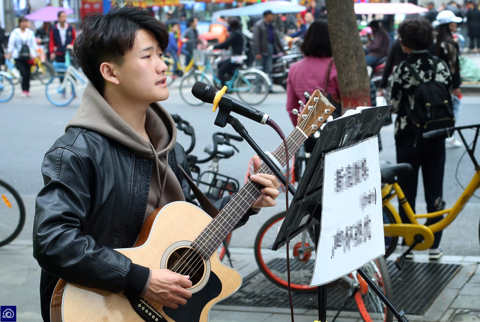 不过,与其他街头艺人不同的是,由于酷爱音乐,小陈并不会像别人一样,把