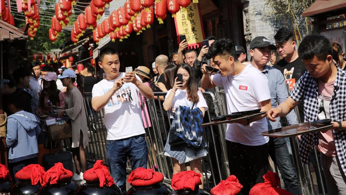 网红摔碗酒火:游客到西安第一站就到永兴坊喝酒摔碗