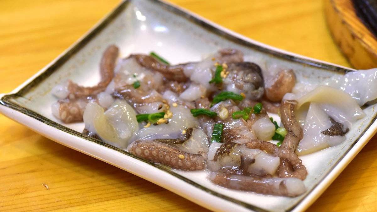 生吞八爪鱼,源自韩国海港渔民的料理,不需要任何烹煮