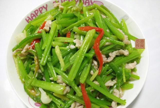 家常菜芹菜青椒炒肉丝是如何做的让人胃口大开的快手下饭菜