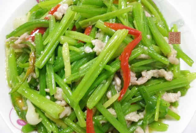 家常菜芹菜青椒炒肉丝是如何做的让人胃口大开的快手下饭菜