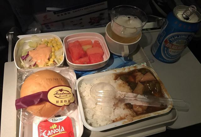 从北京坐国航飞机到曼谷 飞机餐的海鲜饭,鸡肉饭 您给评几分?