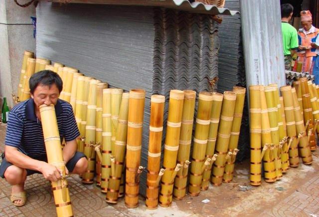 第一怪:竹筒能当水烟袋当地人抽烟所用的烟袋是竹筒,竹筒里放水往里吸