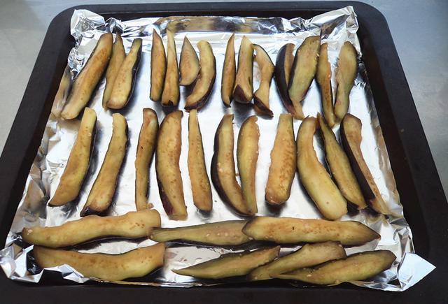 用烤箱烤茄子,不用加一滴油,用20分钟烤出的茄子真是太好吃了