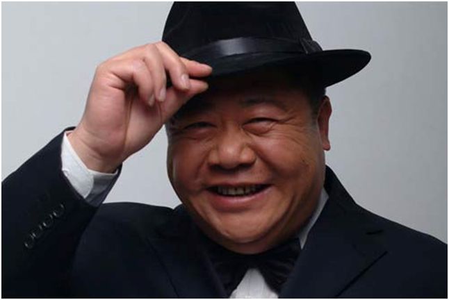 因演汉奸家喻户晓,却"怒打保安"惹争议,今已55岁,女儿才2岁