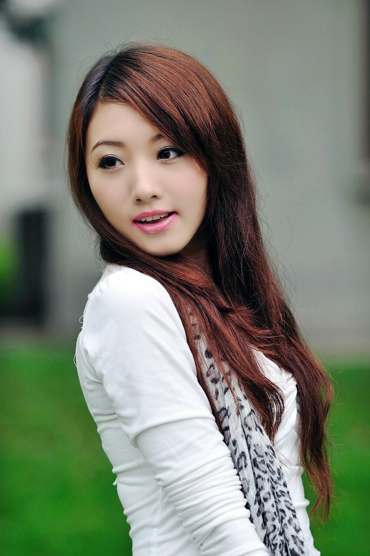 一个温柔美丽的长发飘逸微笑女子