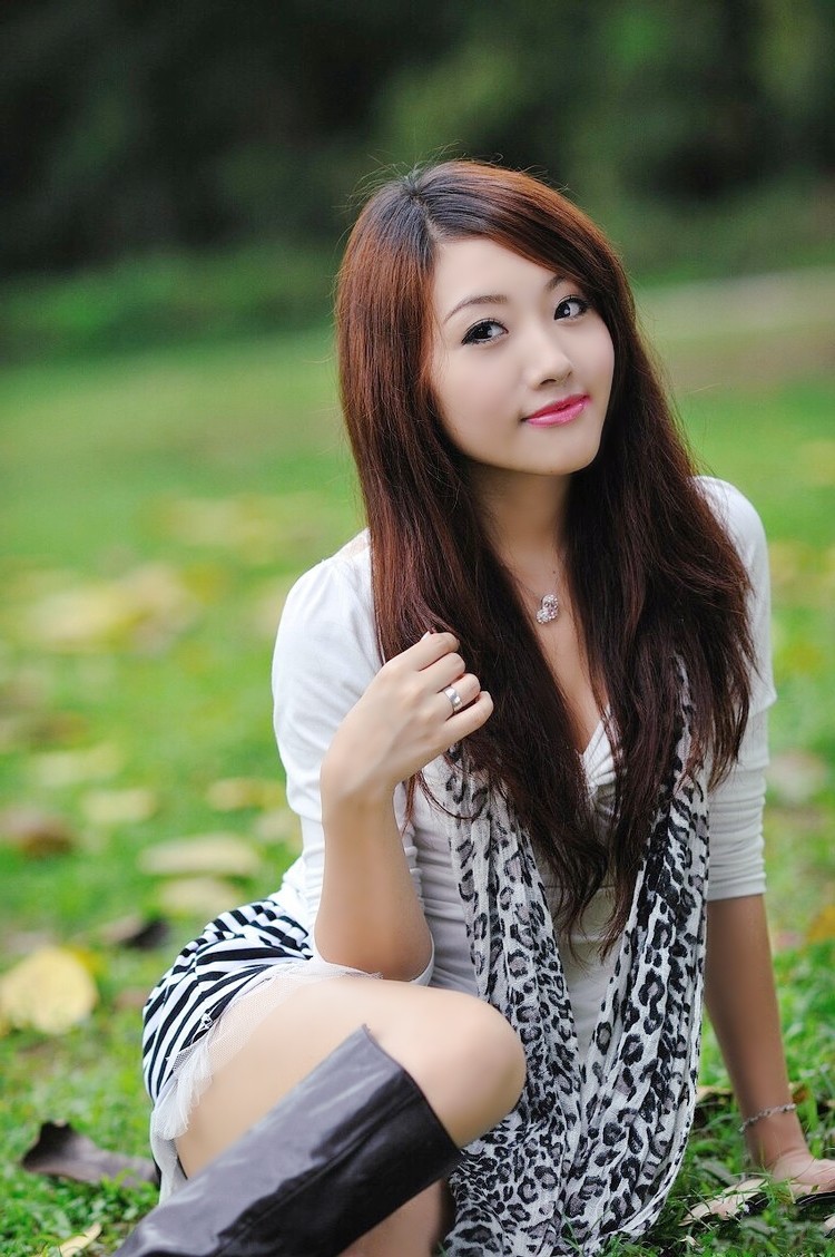 一个温柔美丽的长发飘逸微笑女子