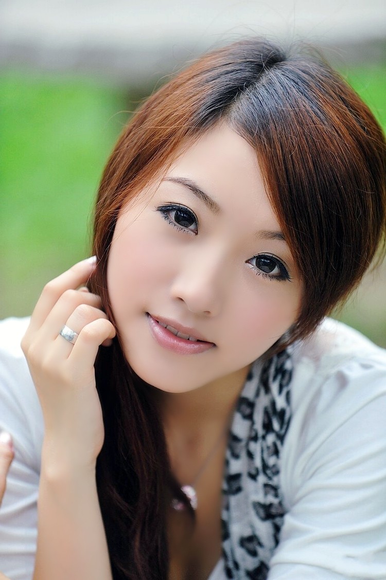 一个温柔美丽的长发飘逸微笑女子