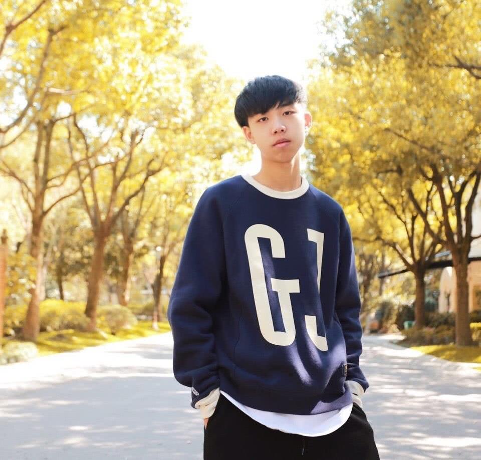 斗鱼主播小叮当含泪下播,仇人老师傅为其发声称不相信他开过挂!