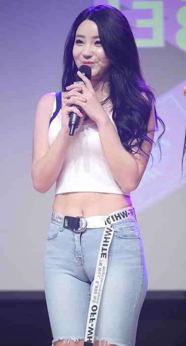 最喜欢健身小姐姐,凹凸有致的好身材,紧身牛仔裤勾勒迷之曲线