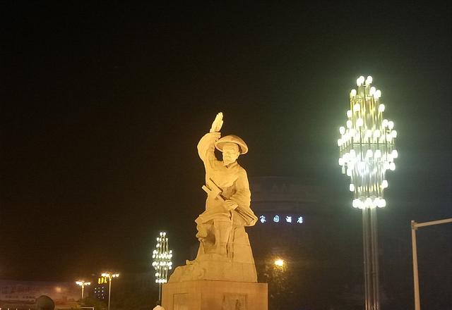 没错,这就是河南省的禹州市,靠近市中心的大禹像,相传大禹治水,路过