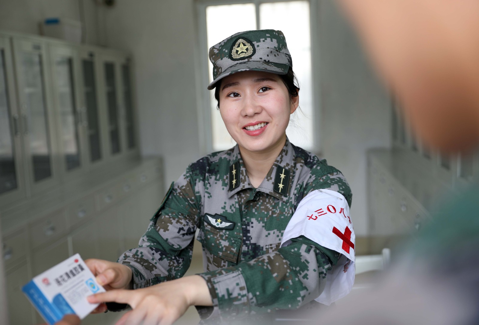 服务好军人是一名军人的基本素质,女军医董秀对前来看病的官兵十分